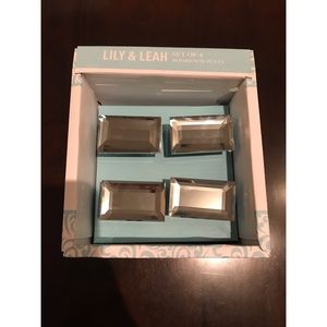 4 doorknobs. Silver. Glam.